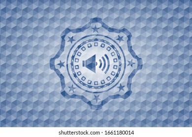 icono de sonido dentro del emblema azul con fondo de patrón geométrico.