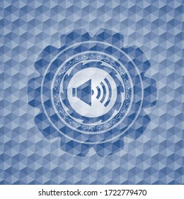 Tonsymbol in blauem Polygonal-Emblem. 