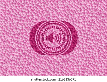 icono de sonido dentro del emblema rosa con fondo de burbujas. Vintage. Ilustración vectorial. Detallado. 