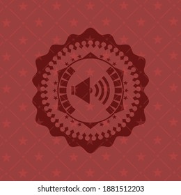 icono de sonido dentro del emblema rojo. 