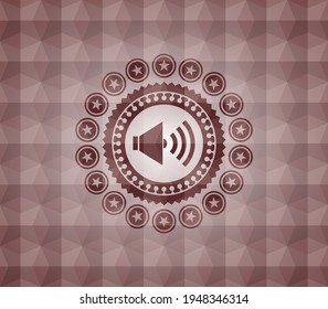 icono de sonido en el interior de una insignia roja sin soldadura con fondo de patrón geométrico. 