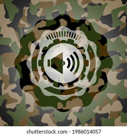 icono de sonido sobre el patrón camuflado. 
