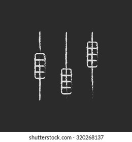 Consola de mezclador de sonido dibujada a mano en tiza sobre un icono blanco vectorial de pizarra aislado en un fondo negro.