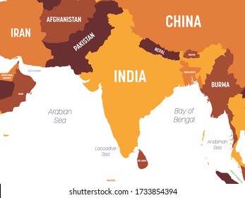 Mapa del sur de Asia - color naranja marrón en fondo oscuro. Mapa político detallado de la región del sur de Asia y el subcontinente indio con nombres de país, océano y mar etiquetados.