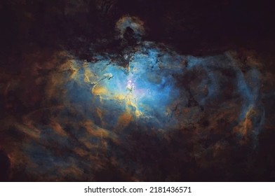 Fondo espacial con nebulosa realista y estrellas brillantes. Cosmos coloridos con polvo de estrellas y de manera lechosa. Galaxia de color mágico. Universo infinito y noche estrellada. Ilustración vectorial.