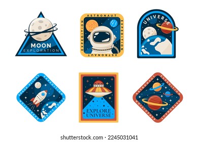 Tarjeta espacial, pegatinas astronautas, colección de parches. Emblema o logotipo de camisetas para niños, niño astronauta viajando en galaxia, luna, planeta y cohete. Ilustración retro de dibujos animados. Diseño gráfico de vectores