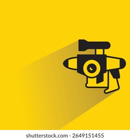 ícone de arma de blaster space com sombra no fundo amarelo