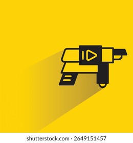 ícone de arma de blaster space com sombra no fundo amarelo