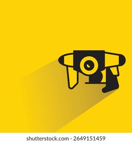 ícone de arma de blaster space com sombra no fundo amarelo