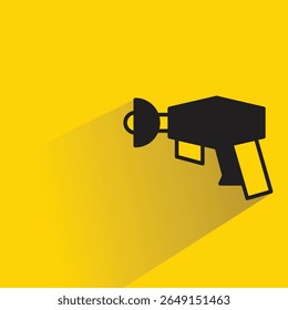 ícone de arma de blaster space com sombra no fundo amarelo