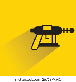 ícone blaster da arma espacial com fundo amarelo sombra