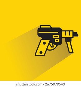 ícone blaster da arma espacial com fundo amarelo sombra