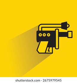Icono de pistola espacial con fondo amarillo de sombra