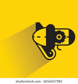 Pistola espacial con sombra sobre fondo amarillo