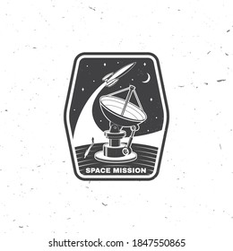 Logo der Weltraummission, Abzeichen, Patch. Vektorgrafik. Konzept für Hemd, Druck, Stempel, Overlay oder Vorlage. Vintage Typografie Design mit Raumrakete, Satellitenschüsseln und Mondsilhouette.