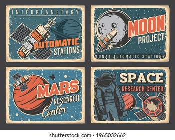 Centro de investigación de planetas espaciales, Marte y el programa de exploración de la Luna de placas retro de grungo. Módulo de estación espacial, satélite artificial y astronauta o vehículo espacial que vuelan sobre la unidad de maniobra cerca de la nave espacial