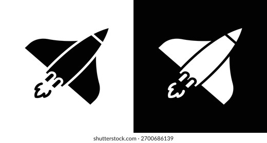 Colección de la silueta del icono del transbordador espacial en las versiones lisas planas en blanco y negro para los Diseños gráficos