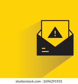 Icono de correo electrónico no deseado con sombra sobre fondo amarillo
