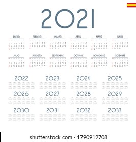 Calendario español 2021 - 2033 sobre fondo blanco, la semana comienza el domingo