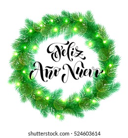 Spanischer Neujahrsgruß Feliz Ano Nuevo Text über die Gartendekoration der spanischen Weihnachtsbeleuchtung Design-Element. Vektorkranz von Kiefer, Tanne, Fichtenzweigen. Weihnachten in Spanien.