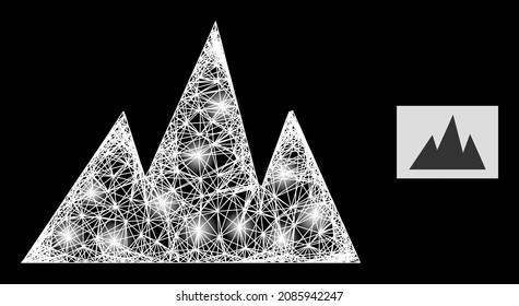 Icono de las montañas de malla de la red esparcido con manchas brillantes y malla blanca sobre un fondo negro. Estructura vectorial luminosa basada en el glifo montañoso, con malla blanca lineal y manchas luminosas aleatorias.