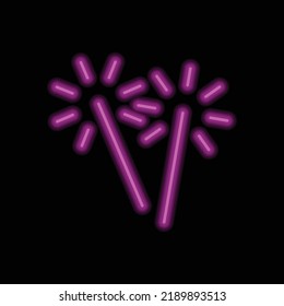 Sparkler, bengala del logo contra el fuego vector simple. Diseño plano. Neón morado sobre fondo negro.ai