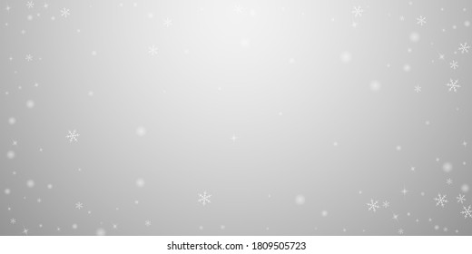 Escaso y brillante fondo navideño de nieve. Sutiles copos de nieve volando y estrellas en fondo gris claro. Hermosa plantilla de overlay de copos de nieve de plata de invierno. Ilustración vectorial vaciante.