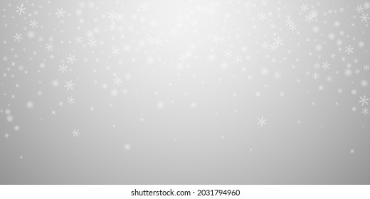 Escaso y brillante fondo navideño de nieve. Sutiles copos de nieve volando y estrellas en fondo gris claro. Plantilla de superposición de copos de nieve de plata de invierno real. Elegante ilustración vectorial.