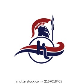 Logo espartano. Letra inicial K con vector de diseño de logotipo de casco de Guerrero espartano