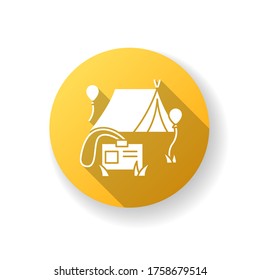 Icono de glifo de sombra larga de diseño plano amarillo de evento especial. Construcción de equipos corporativos. Campaña por compañero de trabajo. Recreación el fin de semana. Relajación al aire libre para el equipo. Ilustración de color RGB de silueta