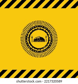 icono especial de comida dentro del signo de advertencia, emblema negro grunge. Ilustración vectorial. Detallado. 