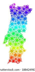 Collage del gradiente del espectro de Portugal diseñado para las vacaciones de Año Nuevo. El mosaico de mapas de Portugal está hecho de elementos de nieve multicolor. Diseñado para aplicaciones patrióticas.