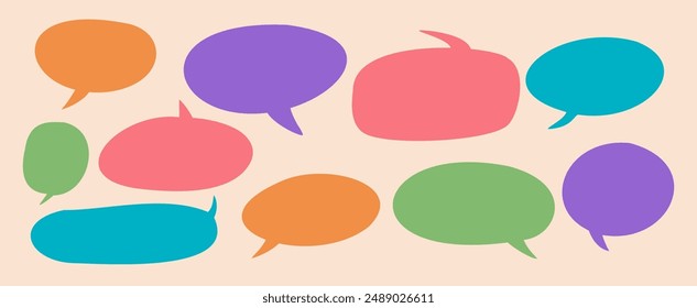 Globos de voz con ilustraciones de espacio de copia de color plano sobre fondo beige. Comunicación con mensajes en el Paquete de iconos vectoriales de chat