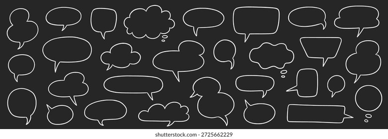 Sprechblasen-Doodle-Sprechgarnitur. Handgezeichneter Comic-Doodle-Stil Dialog Ballon, dachte Wolke Sprache Blase Element Pack. Cartoons sprechen Elemente auf Tafelhintergrund. Vektorgrafik