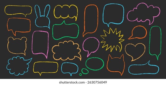 Conjunto de bolhas de fala com contornos de giz desenhados à mão sobre plano de fundo preto. Formas de estilo Crayon para diálogos cômicos, notas divertidas ou desenhos infantis Doodle.