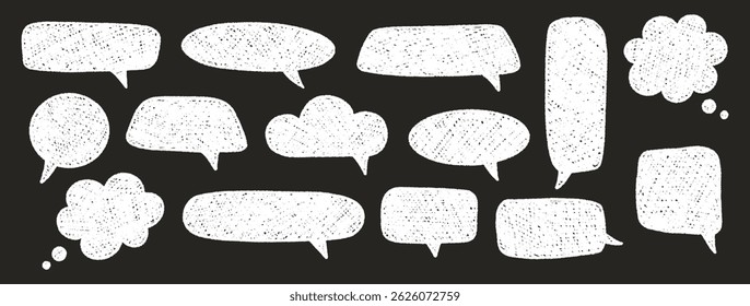 Giz de cera com bolhas de fala. Caixas de pensamento texturizadas de giz. Quadros de chat desenhados à mão, estilo doodle. Nuvens de balão de diálogo. Desenhos a lápis, elementos brancos sobre fundo preto. Ilustração vetorial