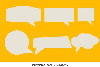 Burbujas de voz en un fondo amarillo brillante. Un lugar para el texto, las cartas o los productos. Vista desde arriba.