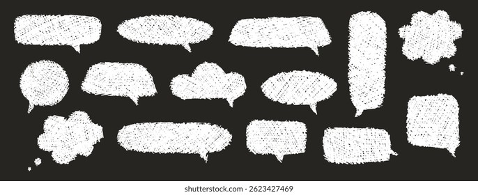 Bolhas de fala сconjunto de raiom. Caixas de pensamento texturizadas com giz grunge. Quadros de bate-papo de estilo desenhado à mão. Nuvens de balão de diálogo. Desenhos a lápis, elementos brancos sobre fundo preto. Ilustração vetorial