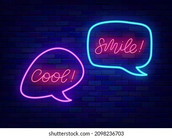El discurso burbuja con sonrisa y letras de neón frescas. Chat en línea. Brillante caligrafía. Banner de efecto brillante. Mensaje en medios sociales. Casilla en la pared de ladrillo. Etiqueta luminosa. Ilustración de material vectorial
