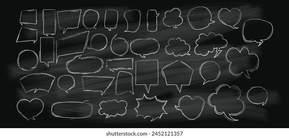 Burbujas de voz tiza blanca en pizarra negra. Nube para texto, Formas geométricas vacías, cuadro de chat, cuadro de mensaje. Esquema dibujos a mano conjunto grande. Vector aislado en blanco garabatos vacíos