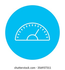 Icono de línea del velocímetro para web, móvil e infografía. Icono de blanco vector en el círculo azul claro aislado en fondo blanco.