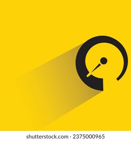 icono del velocímetro y del medidor en el fondo amarillo