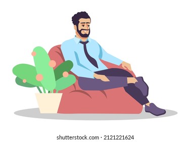 Pasando tiempo en la recreación de la habitación de la ilustración del vector de color RGB semiplana. Ocupación de los medios masivos. Hombre con barba sonriente relajándose en una silla de maleta de frijol personaje de caricatura aislado sobre fondo blanco