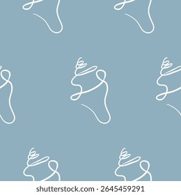 Padrão de concha espiral em um estilo minimalista, desenhado à mão em um fundo azul, para vários projetos de verão