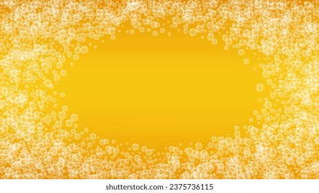 Cerveza de salpicón. Antecedentes de la langosta. Espuma del Oktoberfest. Pinta festiva de ale con burbujas blancas realistas. Bebida líquida fresca para el diseño del menú del restaurante. Vidrio amarillo con cerveza salpicada.