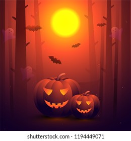 Calabazas espeluznantes en el bosque embrujado sobre el brillante fondo de luna llena para la celebración de Halloween Feliz.
