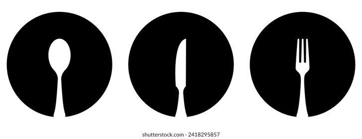 Iconos de cuchara, tenedor y cuchillo en los platos. Ilustración del vector

