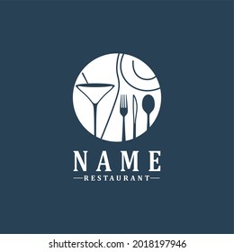 cuchara, tenedor, cuchillo, copa de vino logotipo sencillo para el restaurante