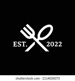 Löffel und Gabel Logo-Design auf schwarzem Hintergrund. Essen oder Restaurant Logo.