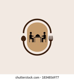 ein Löffel und eine Gabel und zwei Personen, die mit dem Speisemenü am Tisch für das Restaurantlogo oder ein anderes Essenssymbol sitzen